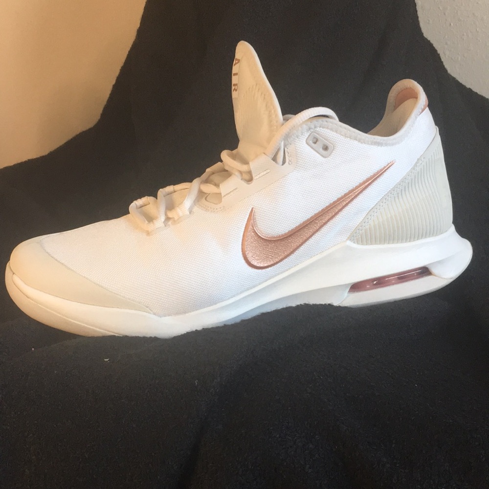 NIKE Tennis Shoes